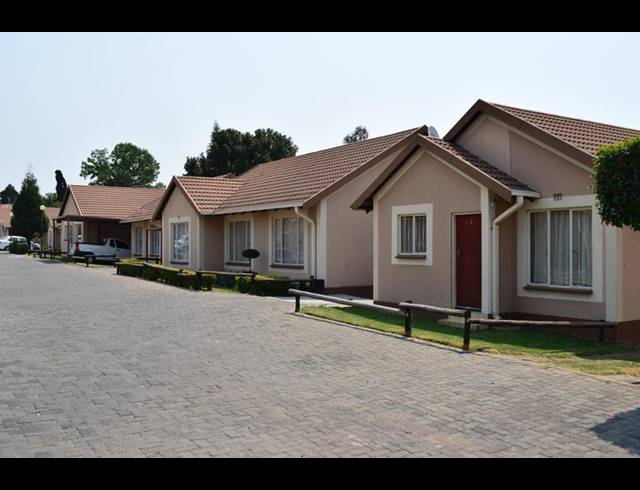 2 BEDROOM TOWNHOUSE FOR SALE IN KEW